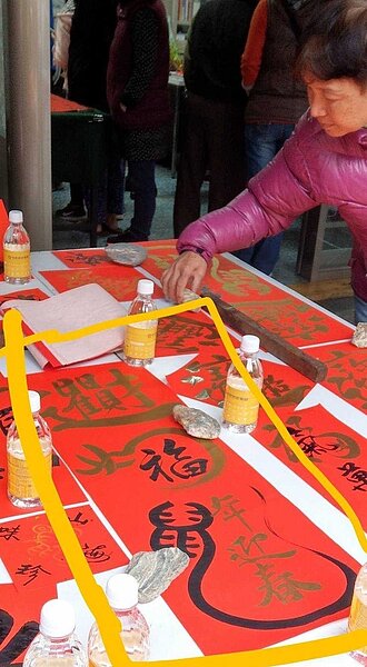 邀請書法大師寫春聯，並免費贈送給里民。圖／沈賜是提供