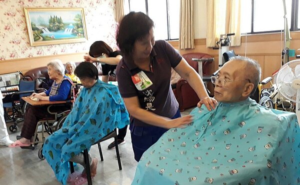 擁有理髮相關執照的沈賜是，經常到社福機構提供義剪服務。圖／沈賜是提供