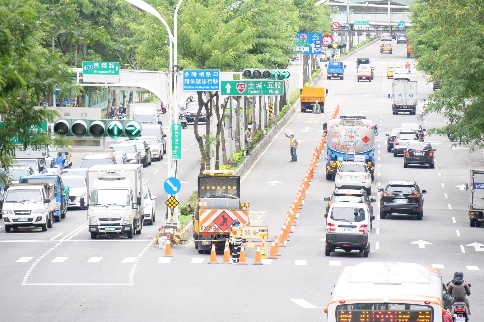 板橋縣民大道往台65線方向內側1線車道將施工封路,進行交通管制。圖/新北市政府提供