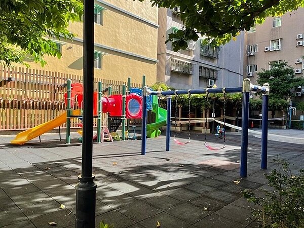 大新公園有完善的遊樂設施，是假日休閒好去處。圖／郭思妏攝