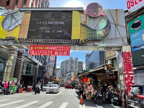 樂華觀光夜市位於永和區大新里，熱鬧場總是吸引大批民眾前往。圖／郭思妏攝