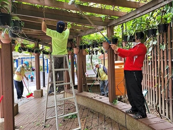 大新里環保義工團隊進行大掃除。圖／朱文燦提供