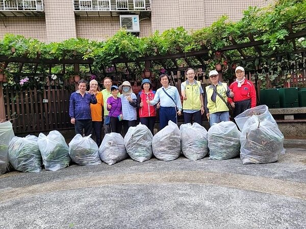 里民和朱文燦一同打掃大新里，維護社區環境整潔。圖／朱文燦提供