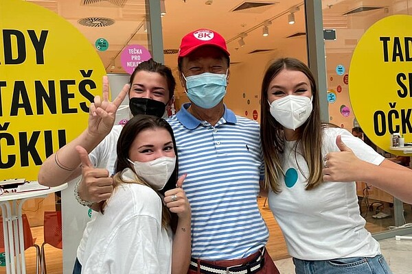 鴻海創辦人郭台銘(中)在捷克打疫苗,並展示二頭肌。圖/郭台銘辦公室提供