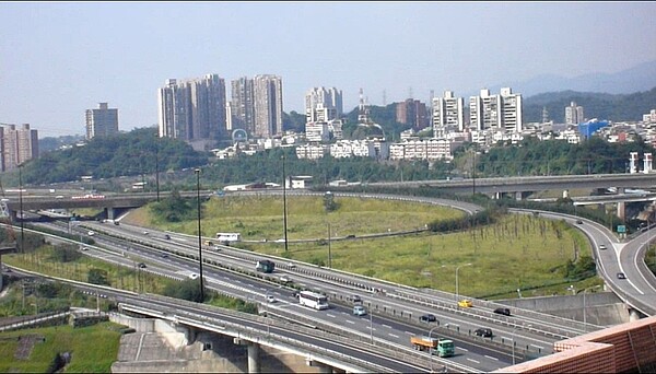 為改善汐止聯外交通,新北市交通局提報「國道1號汐止交流道增設南入匝道工程計畫」,將在近日開工,預計2023年完工。圖/新北市交通局