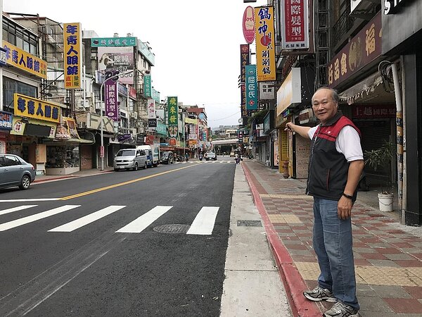 與市府合作拓寬文林路的人行道並完成路面刨鋪工程。圖／洪銘鎮里長提供
