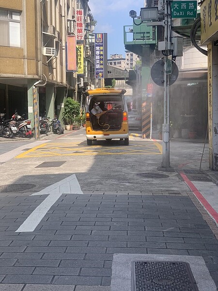 里長指揮車輛至仁勇里各地點消毒防堵疫情擴散。圖／洪銘鎮里長提供
