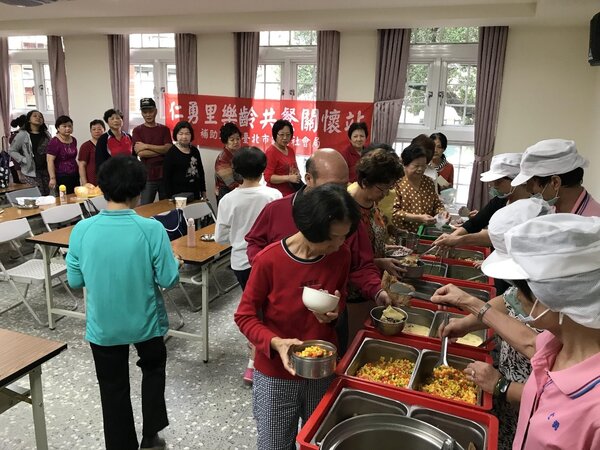 公民會館舉辦之樂齡共餐活動。圖／洪銘鎮里長提供
