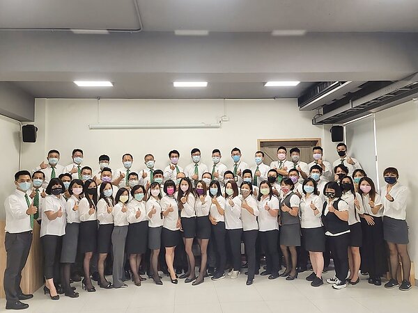 有巢氏房屋桃園經國特區加盟店受惠「社區專家」品牌形象,今年上半年店總業績突破4,600萬元。永慶房產集團提供