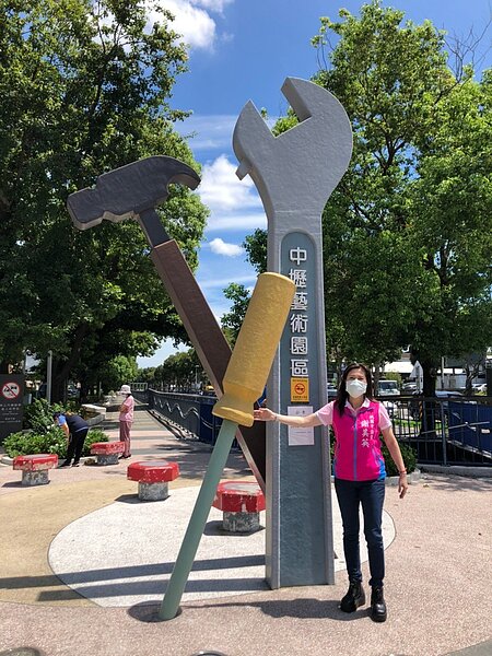 桃園中壢藝術公園附近的裝置藝術是螺絲起子和板手,桃園市議員謝美英質疑,藝術公園反而看起來比較像中壢「工業區」。圖/謝美英服務處提供