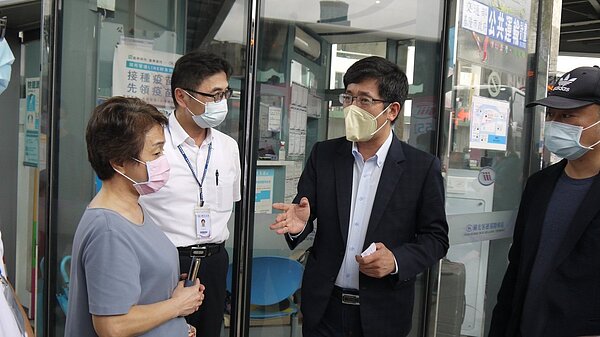 立委蔡適應5日邀監理單位到國光客運基隆站,商討提升運能方案。圖/蔡適應服務處提供