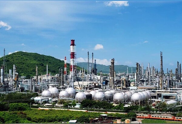 高雄中油煉油廠關廠,受汙染廠址整治預計在2023年完成,未來往半導體產業專區方向規畫。圖/聯合報資料照片