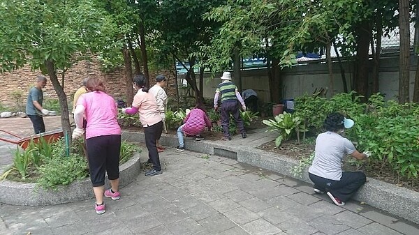 志工協助校園綠美化。圖/呂郁原校長授權分享