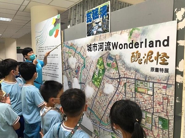 中和國小學生參與社區走讀課程:瓦磘溝特展。圖/呂郁原校長授權分享