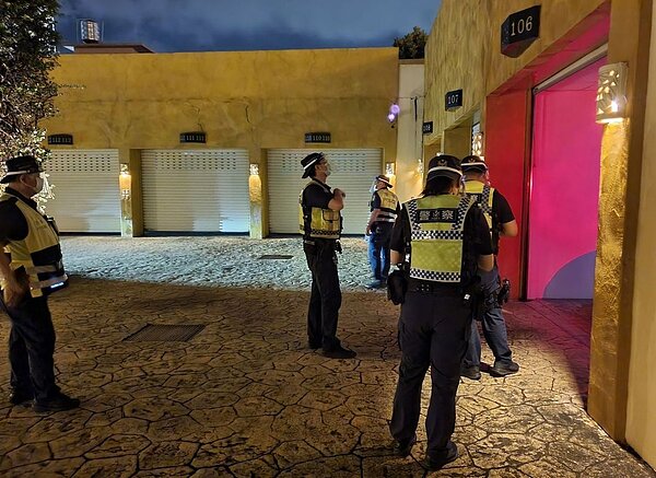 防疫降級以後,高雄警方配合觀光局稽查汽車旅館等旅宿業營業狀況。記者林保光/翻攝