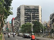 每到民俗月就想到它！這大樓狠賺租金又賺增值