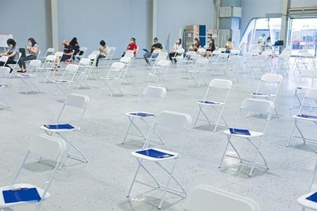 國內新冠肺炎疫情趨緩,不過近來在Delta侵襲下,多國都擋不住疫情衝擊。圖為台北市花博爭豔館接種站,6日接種民眾人數不多,場面十分冷清。圖/羅永銘攝