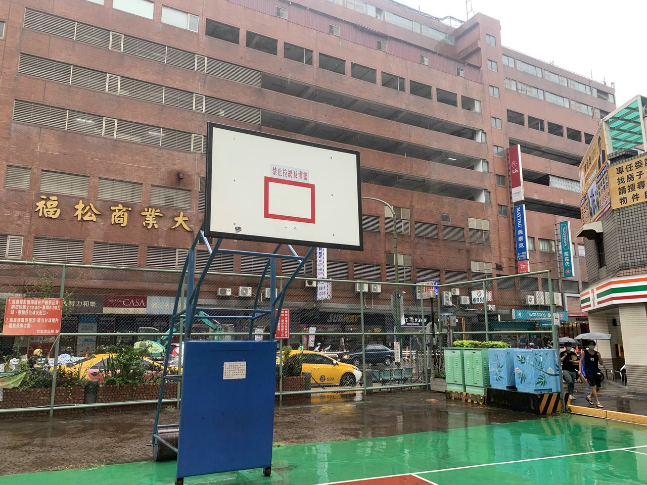 竹北市各籃球場籃框從5月疫情爆發以來就被拆除，公所預告下周將重新開放。記者巫鴻瑋／攝影