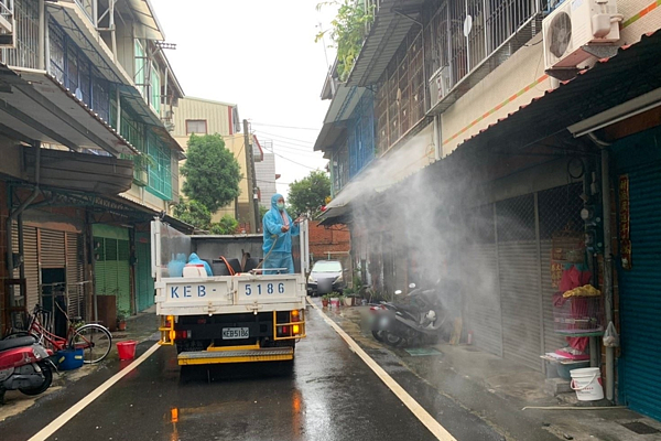 嘉義縣政府派員到確診者住家、足跡所經之處進行清消。圖/嘉義縣政府提供