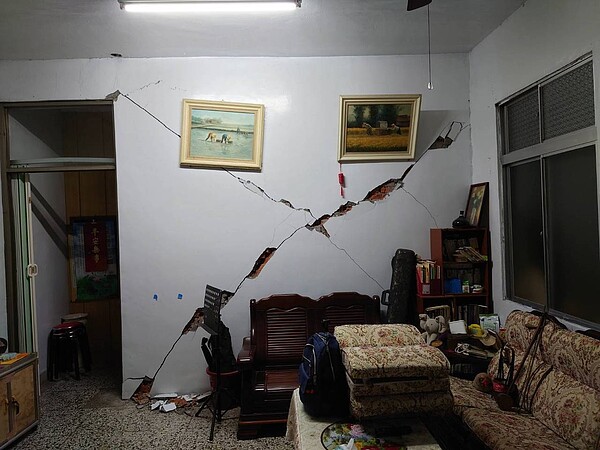 花蓮縣富里鄉屋齡逾40年的永安國宅,今晚不堪連續地震,多戶出現牆壁裂開、橫梁位移。圖/富里鄉公所提供