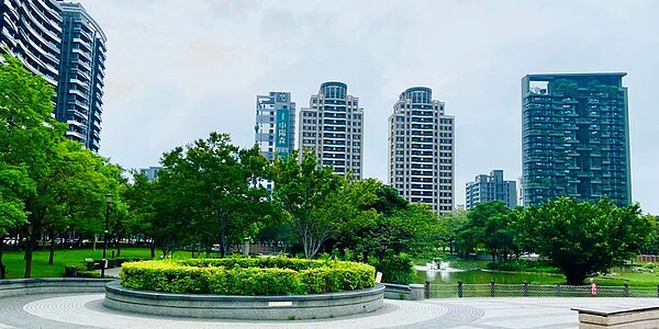 竹北高鐵站前水圳公園。圖/信義房屋提供