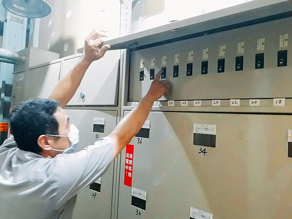 高雄市府觀光局人員會同警察局等單位執行斷水斷電。圖/高市觀光局提供