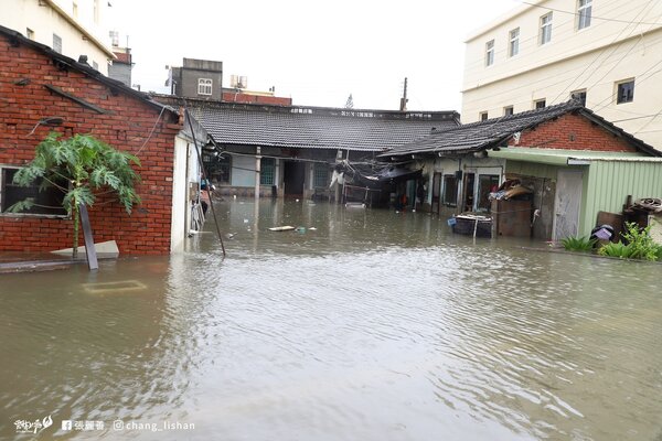 雲林台西鄉嚴重淹水，導致多位長者受困屋內。圖／取自張麗善臉書