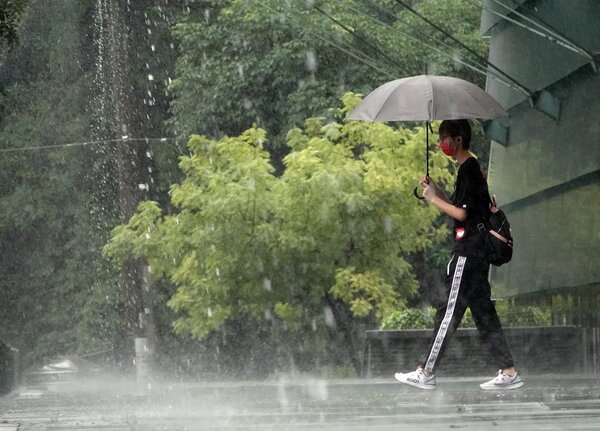 盧碧颱風已減弱為熱帶低壓，中心將穿越台灣，為多個縣市帶來豪雨特報。記者曾吉松／攝影