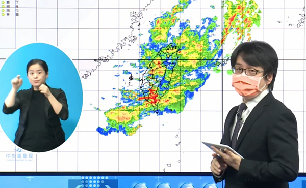 中央氣象局說,在熱帶性低氣壓外圍環流和西南氣流影響下,今天雨勢最大。圖/取自氣象局直播
