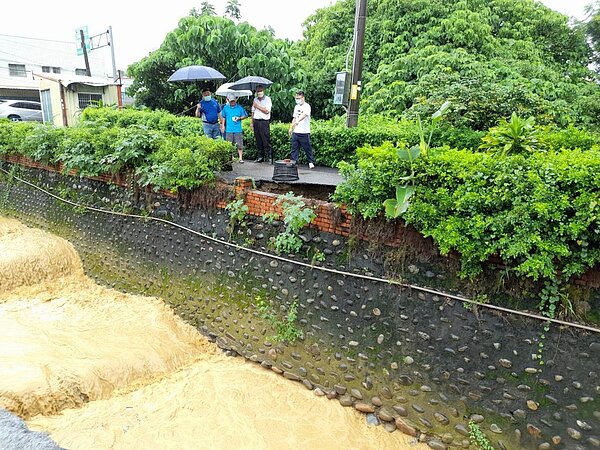 連日大雨，舊東山排水滾滾濁流持續掏空溝岸，市公所申請縣政府緊急搶修。圖／市公所提供