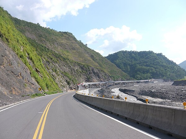 明霸克露橋位處布唐布那斯溪、荖濃溪、玉穗溪交會口，於2017年通車，卻在今天不敵湍急水流被沖斷。圖／聯合報資料照片