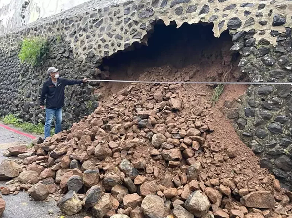 澎湖縣有130年歷史的國定古蹟媽宮古城牆基昨晚突然出現局部坍塌，縣府今天已到場會勘，先將該路段暫時封閉。圖／澎湖縣政府提供