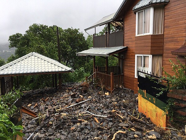 高雄市六龜區新開街美崙山附近到荖濃溪沿線多處土石坍方，民眾直呼像莫拉克風災翻版。圖／讀者提供