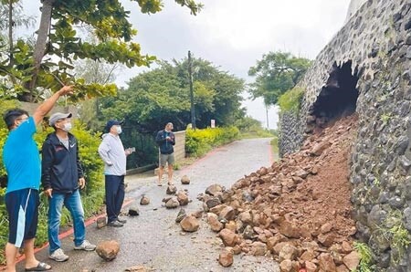 澎湖國定古蹟媽宮古城牆基礎坡不堪暴雨侵襲，坍塌破了一大洞，馬路暫時封閉禁止通行。圖／記者陳可文攝影