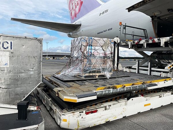 行政院長蘇貞昌表示,政府採購的10萬劑莫德納疫苗,於今日凌晨自盧森堡起飛,預計下午3點多抵達桃園機場。圖/取自蘇貞昌臉書