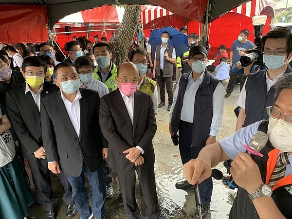 國1汐止交流道新增南入匝道昨天開工,行政院長蘇貞昌(中)、新北市長侯友宜(左二)同台。圖/新北市政府提供