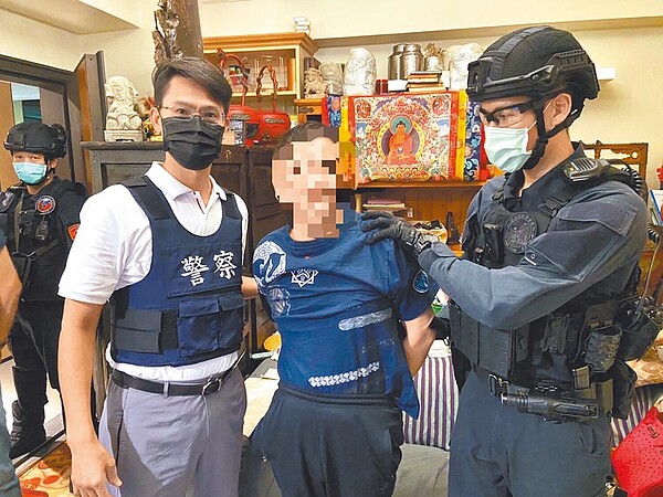 陳姓男子擁槍、販毒，遭警方攻堅逮捕。圖／警方提供