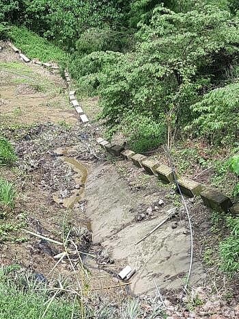 高雄連續豪大雨讓路基滑移塌陷，不少農路路面嚴重損壞。圖／高雄市農業局提供
