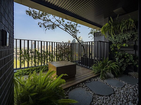 中市修正宜居建築設施設置辦法強化垂直綠化管理維護。圖/台中市府提供