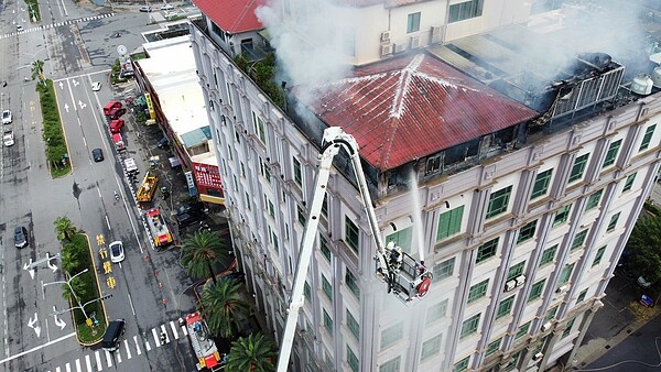 台中梧棲新天地餐廳頂樓火警。圖／台中市消防局提供