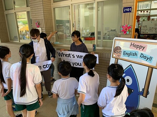 頂溪國小學生在每周四的英語日與外師互動，在生活情境下帶入對話，外師跟小朋友的關係很好，接下來一年也會繼續在頂溪陪伴小朋友。／取自頂溪國小官網