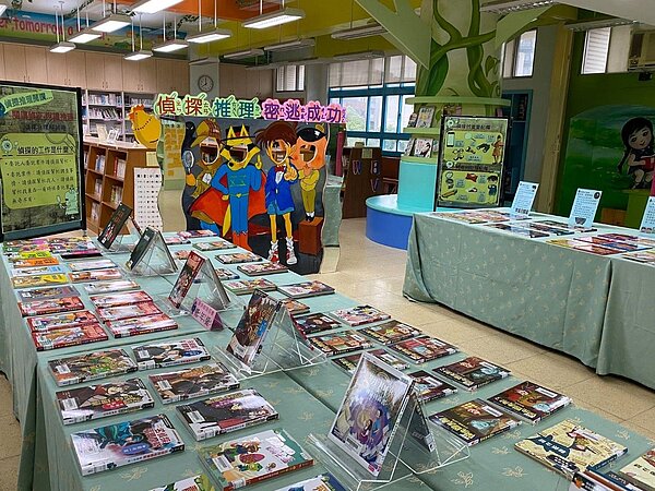 今年閱讀節頂溪國小教師以偵探小說為主題設計密室逃脫，學生必須要先找到謎題、合作思考解謎並在平板上輸入答案，才能解開寶箱密碼獲得神秘禮物。圖／擷取自頂溪國小臉書粉絲專頁