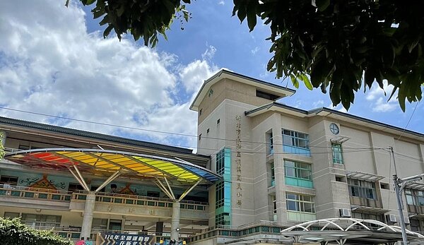 頂溪國小位於捷運頂溪站附近，一進校門便被充滿活力、繽紛的建築吸引。圖／攝自蔡曉萌