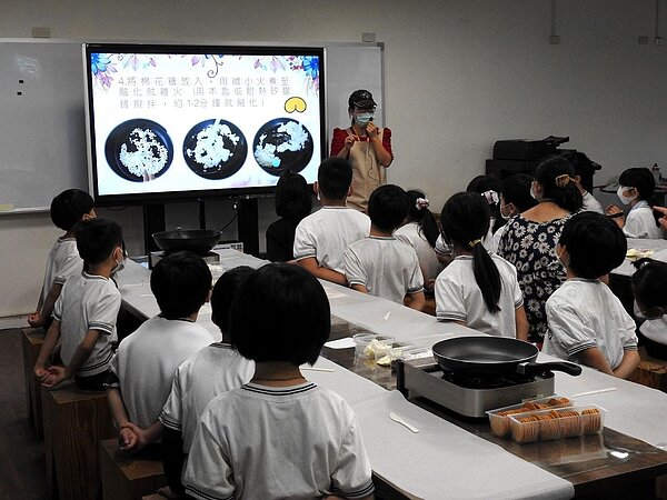 學生在食育教室專心聽志工媽媽的講解，準備親手做牛軋糖給媽媽。圖／取自頂溪國小官網