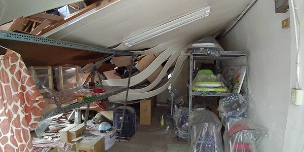 台中市南屯區萬和路一段一間2樓民宅，今天下午1時許傳出屋頂倒塌的意外，一名老翁躲在沒有傾倒的空間內，幸運逃生。圖／記者陳宏睿翻攝
