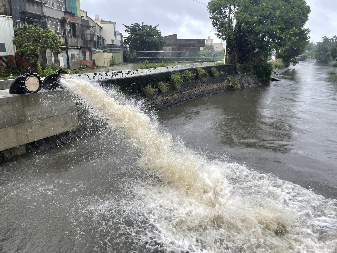 新竹地區今天雨勢不斷，南寮一帶是易淹水地區，包括南寮抽水站與港北抽水機組都啟動。圖／聯合資料照