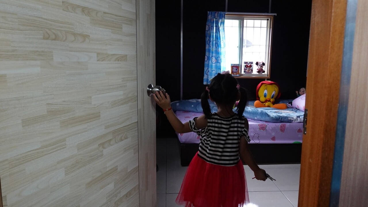 家住雲林線四湖鄉的鄭小妹(左一)原本想唱歌送給台灣希望義工團的叔叔阿姨,但見現場這麼多人,反而害羞了起來,最後送出親手寫的感恩卡片,由計畫領導人曾瑞德(右)代表收下。記者陳苡葳/攝影