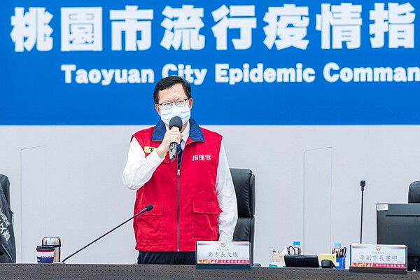 桃園市長鄭文燦說明盧碧颱風造成坍方民宅撤離及搶修。圖/桃園市政府提供