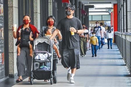 警戒降級，83％服務業呼籲政府，速發放振興券，增加消費量能。（黃子明攝）