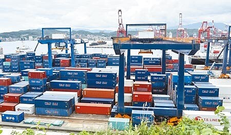 財政部預計今日公布7月及前7月海關進出口的情形,據預估,7月的出口規模大約是在364億美元到374億美元之間,年增率約3成,可望連續13個月正成長。台經院研究員邱達生表示,以經濟的角度來說,出口情形會看年增率,如超過連續「12紅」還繼續正成長,表示出口真的「火熱熱」。(本報資料照片)